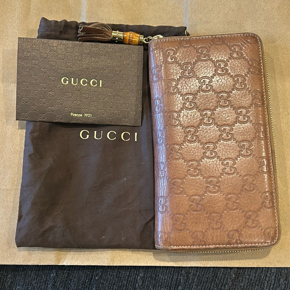 Authentic Gucci leather women’s wallet.